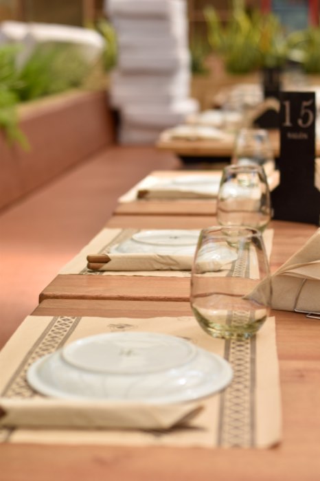Mesa larga puesta para un grupo