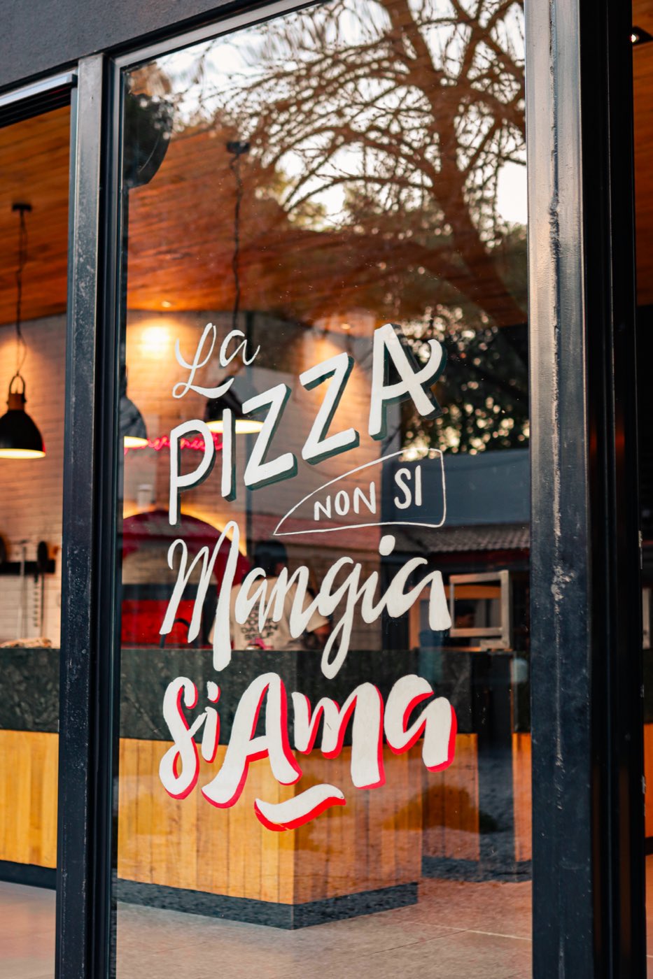 Vidrio de la entrada pintado: La pizza non si mangia, si ama