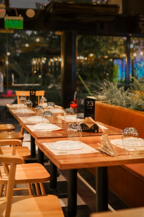 Salón de noche con las mesas puestas